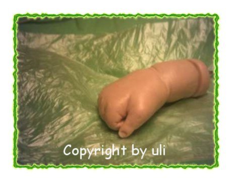 fr die Fingerngel nehme ich weies Fimo/ kleines dnnes Rllchen 2-3mm und drck   es an der Fingerspitze an